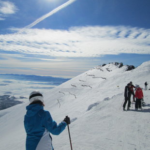 Tatranskas Lomņicas korīte, pa kuru staigājām vasarā. Tagad uz leju riktīgi melna trase