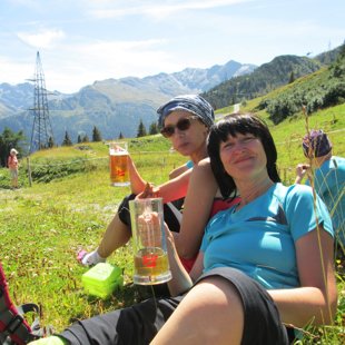 4.diena - Bergstadt restorānā - sēžam zālājā un baudām aukstu Radler