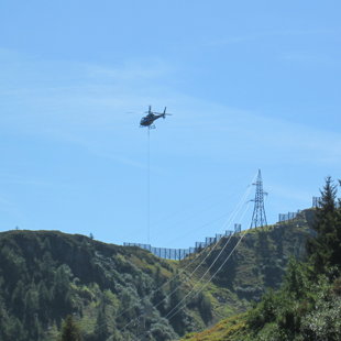 Helikopters neved cietušo, bet pārvadā pārtiku kalnu restorāniem, kur citādi nevar piekļūt