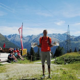 Agris apkalpo viesus restorāna pļavā