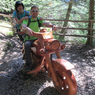 2. diena - lejā pa Lirisko taku, kur instalācijas par slaveniem mūziķiem