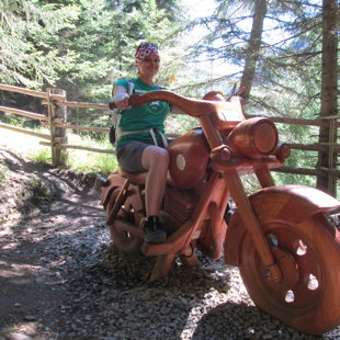 2. diena - lejā pa Lirisko taku, kur instalācijas par slaveniem mūziķiem