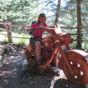 2. diena - lejā pa Lirisko taku, kur instalācijas par slaveniem mūziķiem