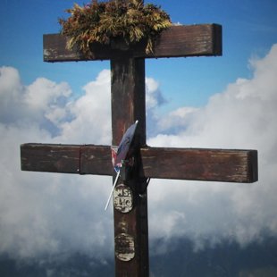 4.diena - virsotne Krivan 2495m - virsotnes krusts, kas atainots arī uz slovāku 2 Eur monē