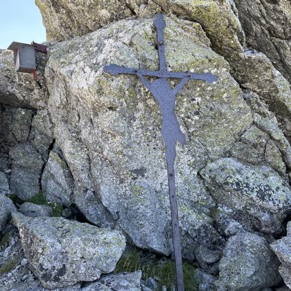 Hoher Tauern 2459m virsotnes atzīme atrodas nedaudz zemāk...