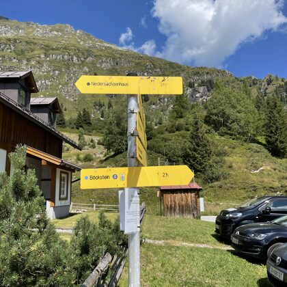 Norāde uz nakšņošanas vietu kalnos