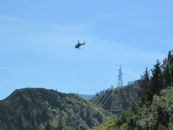Helikopters neved cietušo, bet pārvadā pārtiku kalnu restorāniem, kur citādi nevar piekļūt