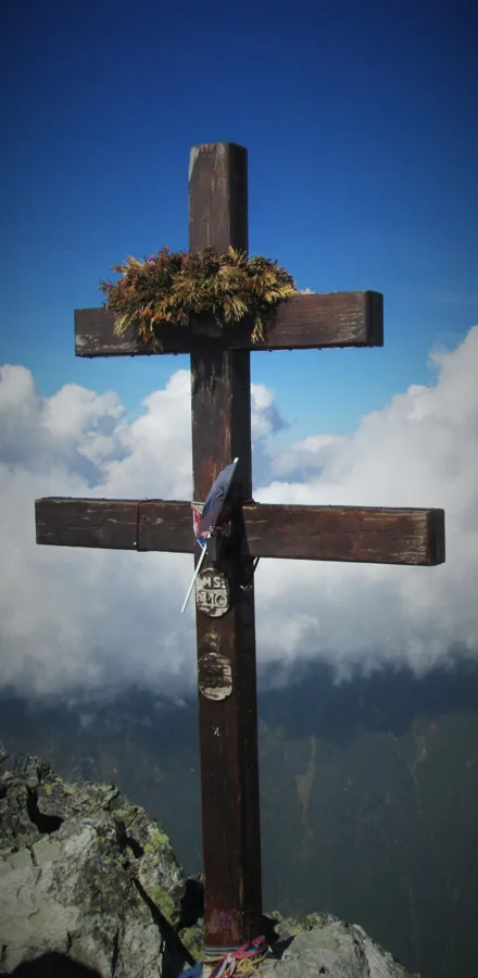4.diena - virsotne Krivan 2495m - virsotnes krusts, kas atainots arī uz slovāku 2 Eur monē