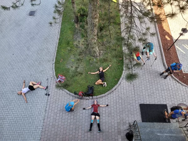 Pirmās dienas noslēgums - Simader pagalmā