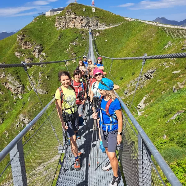 Pirmās dienas noslēgums Stubnerkogel kalna stacijā 2246m, trošu tilts 140m garš un 28m aug