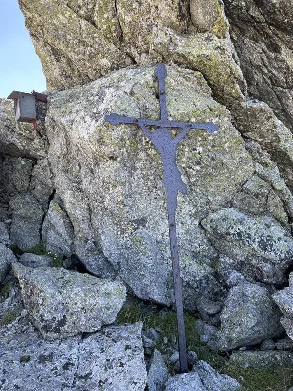 Hoher Tauern 2459m virsotnes atzīme atrodas nedaudz zemāk...