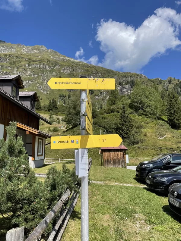 Norāde uz nakšņošanas vietu kalnos